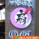 huruf timbul akrilik menyala